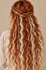 Fox braids met koper-oranje haar, crèmeblonde lokken, fijne vlechten en losse golven tegen een beige achtergrond.