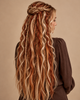 Half-opgestoken herfstkapsel met fijne vlechten, losse blonde golven en koperkleurige accenten tegen een beige achtergrond.