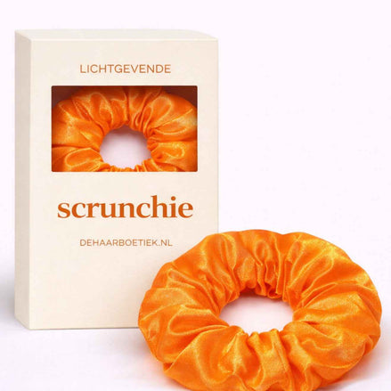 Lichtgevende satijnen scrunchie oranje – foto 2 - De HaarBoetiek