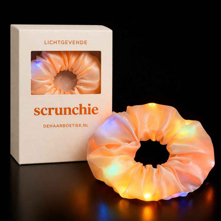 Lichtgevende satijnen scrunchie lichtoranje - De HaarBoetiek