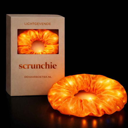 Lichtgevende satijnen scrunchie oranje – foto 1 - De HaarBoetiek