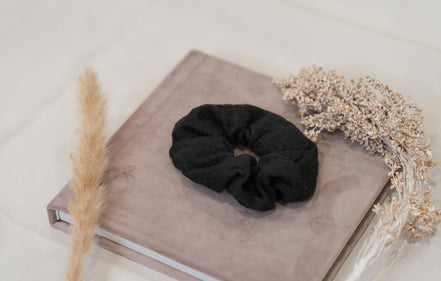 Scrunchie Black Bestel vóór 12:00, morgen stralen! | De haarboetiek.nl
