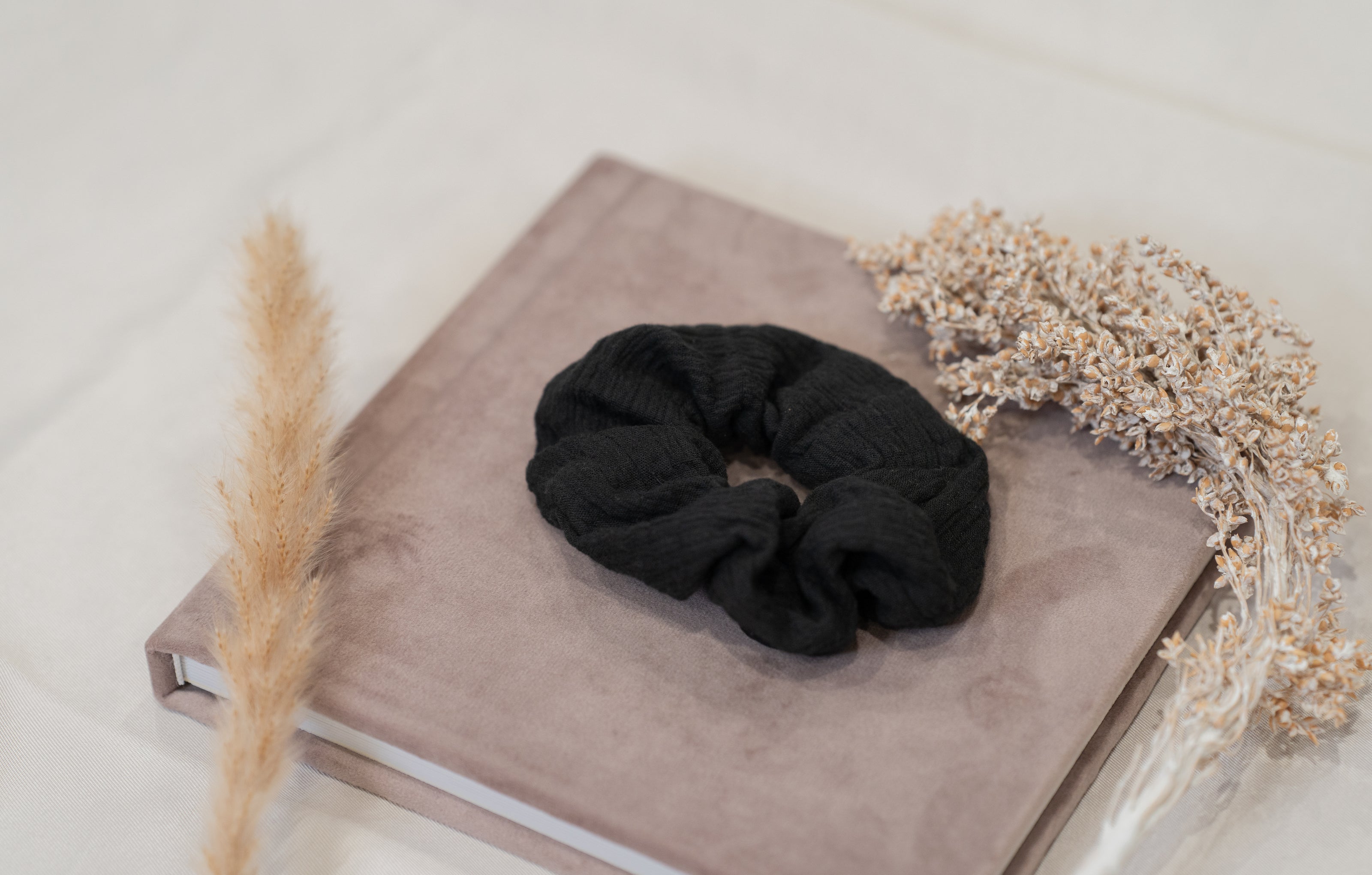Scrunchie Black Bestel vóór 12:00, morgen stralen! | De haarboetiek.nl