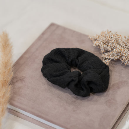 Scrunchie Black – Satijnen Haarelastiek Zwart