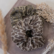 Scrunchie Leopard Sand – Satijnen Haarelastiek Luipaard Zand