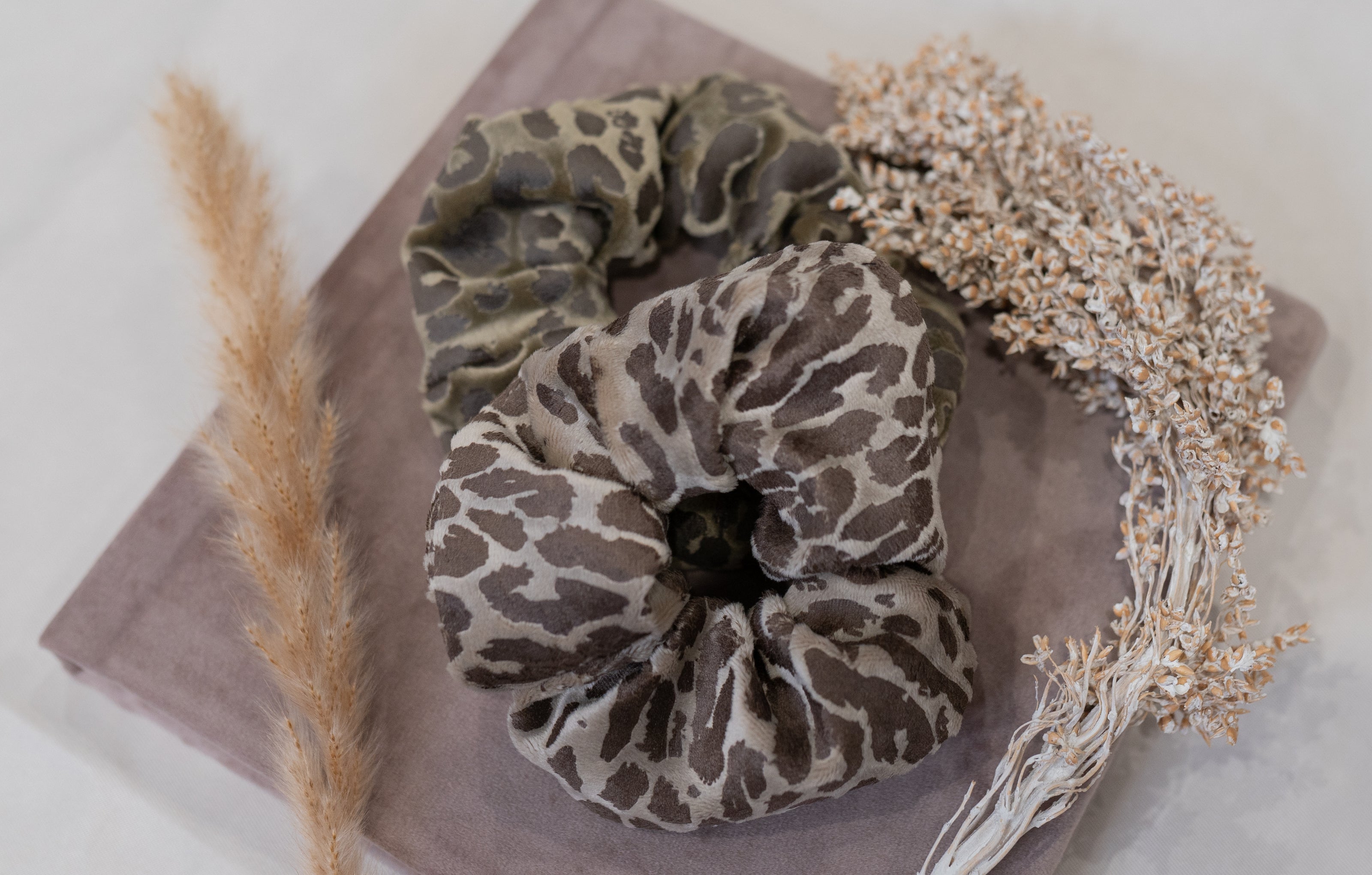 Scrunchie Leopard Sand – Satijnen Haarelastiek Luipaard Zand