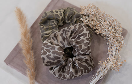 Scrunchie Leopard Sand Bestel vóór 12:00, morgen stralen! | De haarboetiek.nl