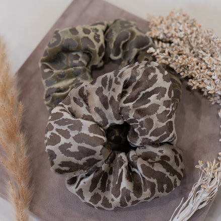 Scrunchie Leopard Sand – Satijnen Haarelastiek Luipaard Zand