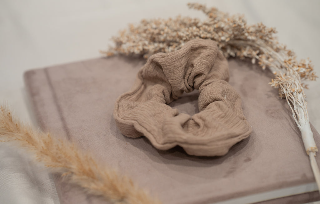 Scrunchie Dark Sand Bestel vóór 12:00, morgen stralen! | De haarboetiek.nl
