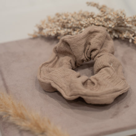 Scrunchie Dark Sand – Satijnen Haarelastiek Donker Zand
