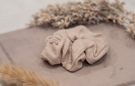 Scrunchie Light Sand Bestel vóór 12:00, morgen stralen! | De haarboetiek.nl