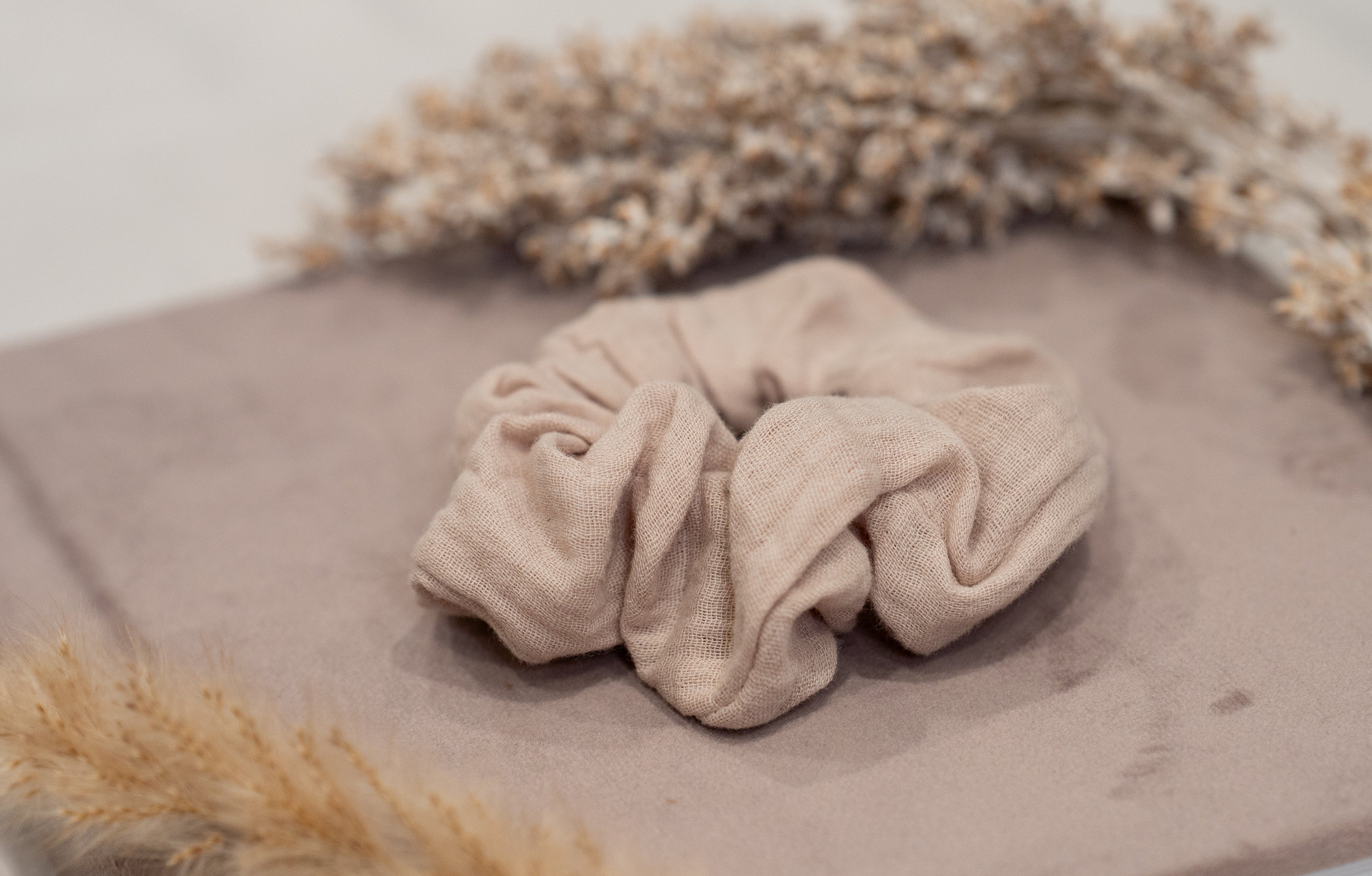 Scrunchie Light Sand Bestel vóór 12:00, morgen stralen! | De haarboetiek.nl