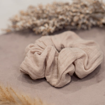 Scrunchie Light Sand – Satijnen Haarelastiek Licht Zand