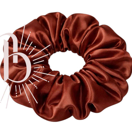 Satijnen scrunchie kastanje bruin 6,5cm - De HaarBoetiek