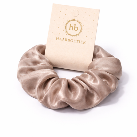 Scrunchie taupe shine satijn XL - De HaarBoetiek