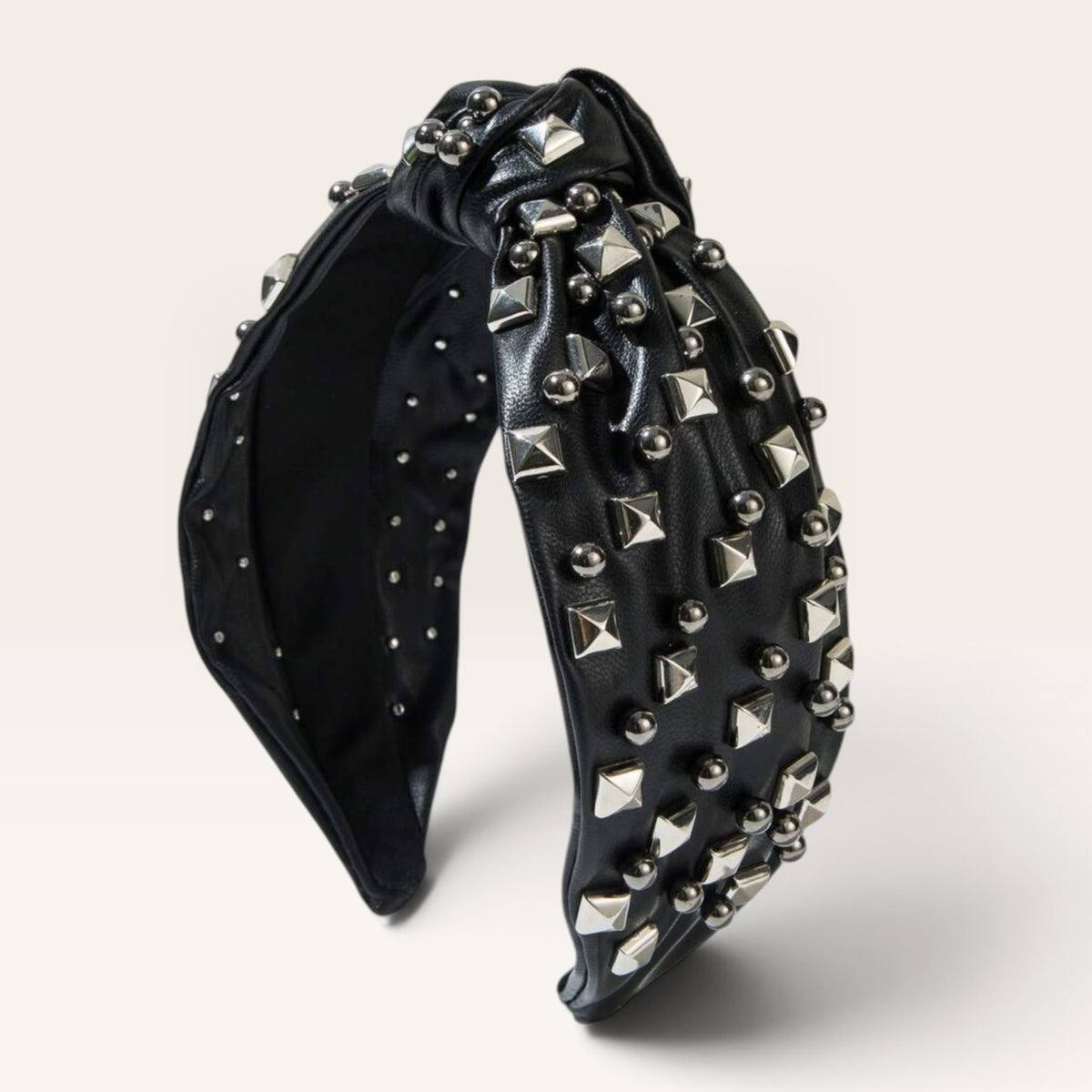zwarte haarband met zilveren studs – dames haaraccessoire