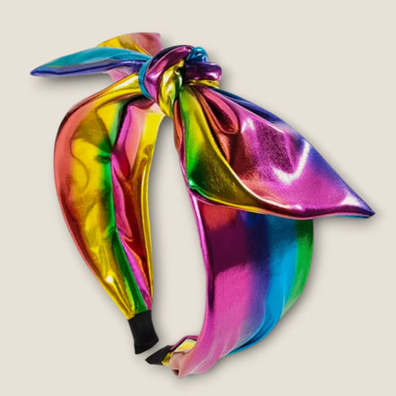 Foute haarband regenboog disco met metallic kleuren op beige achtergrond