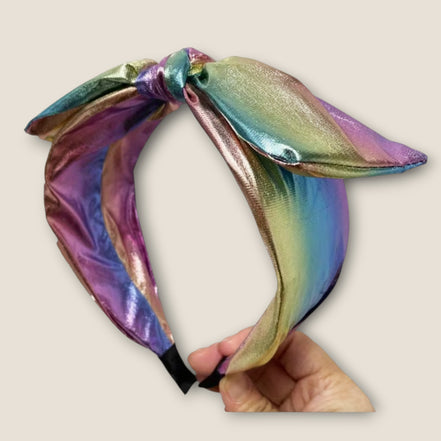 Foute haarband disco met metallic regenboogkleuren op beige achtergrond