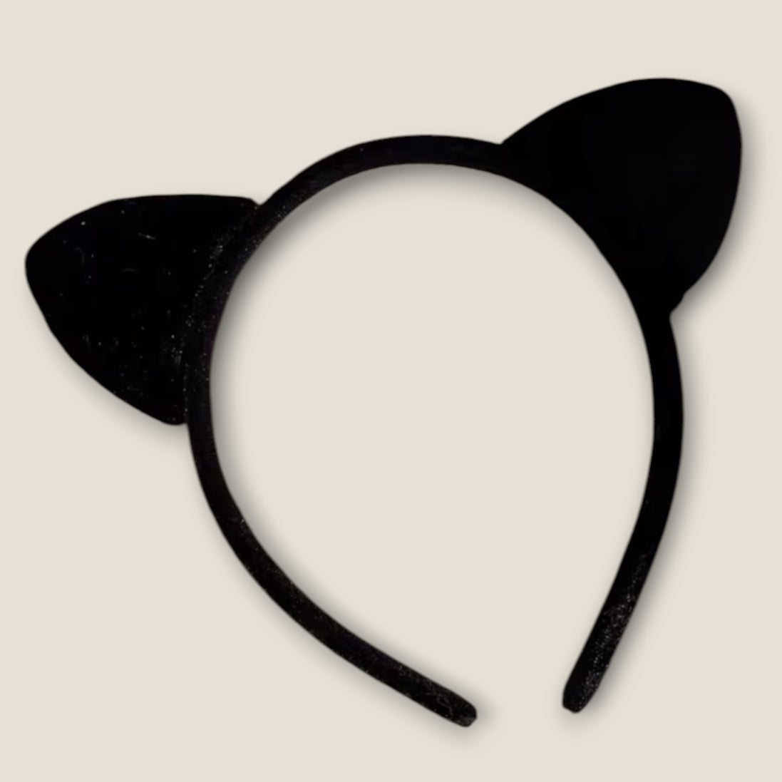 Zwarte kattenoren haarband op beige achtergrond