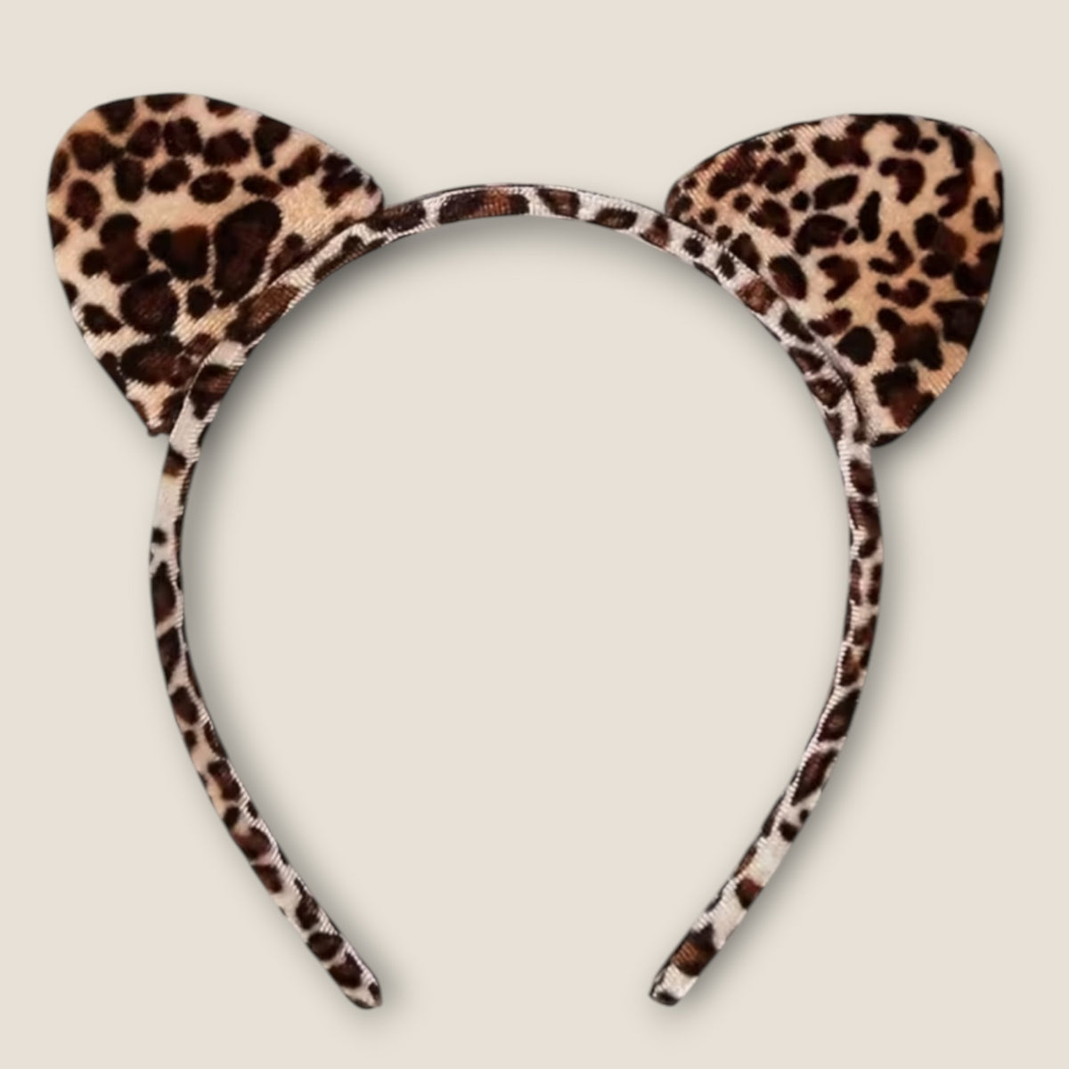 Kattenoren haarband met dierenprint op beige achtergrond