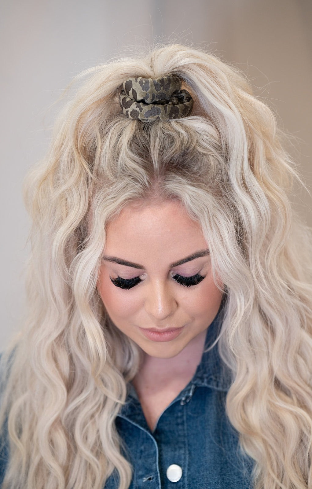 Scrunchie Leopard Green – Satijnen Haarelastiek Luipaard Groen