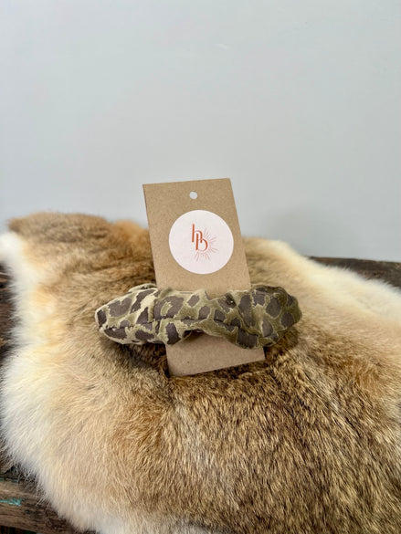 Scrunchie Leopard Green Bestel vóór 12:00, morgen stralen! | De haarboetiek.nl