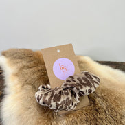 Scrunchie Leopard Sand - De HaarBoetiek