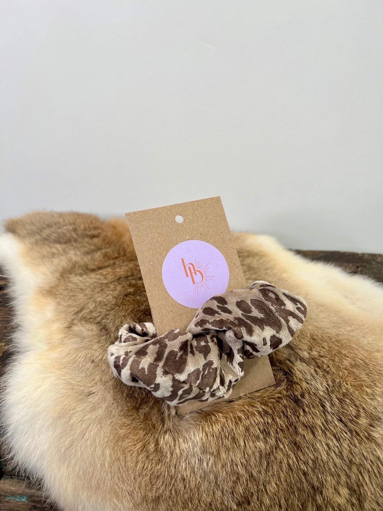 Scrunchie Leopard Sand - De HaarBoetiek