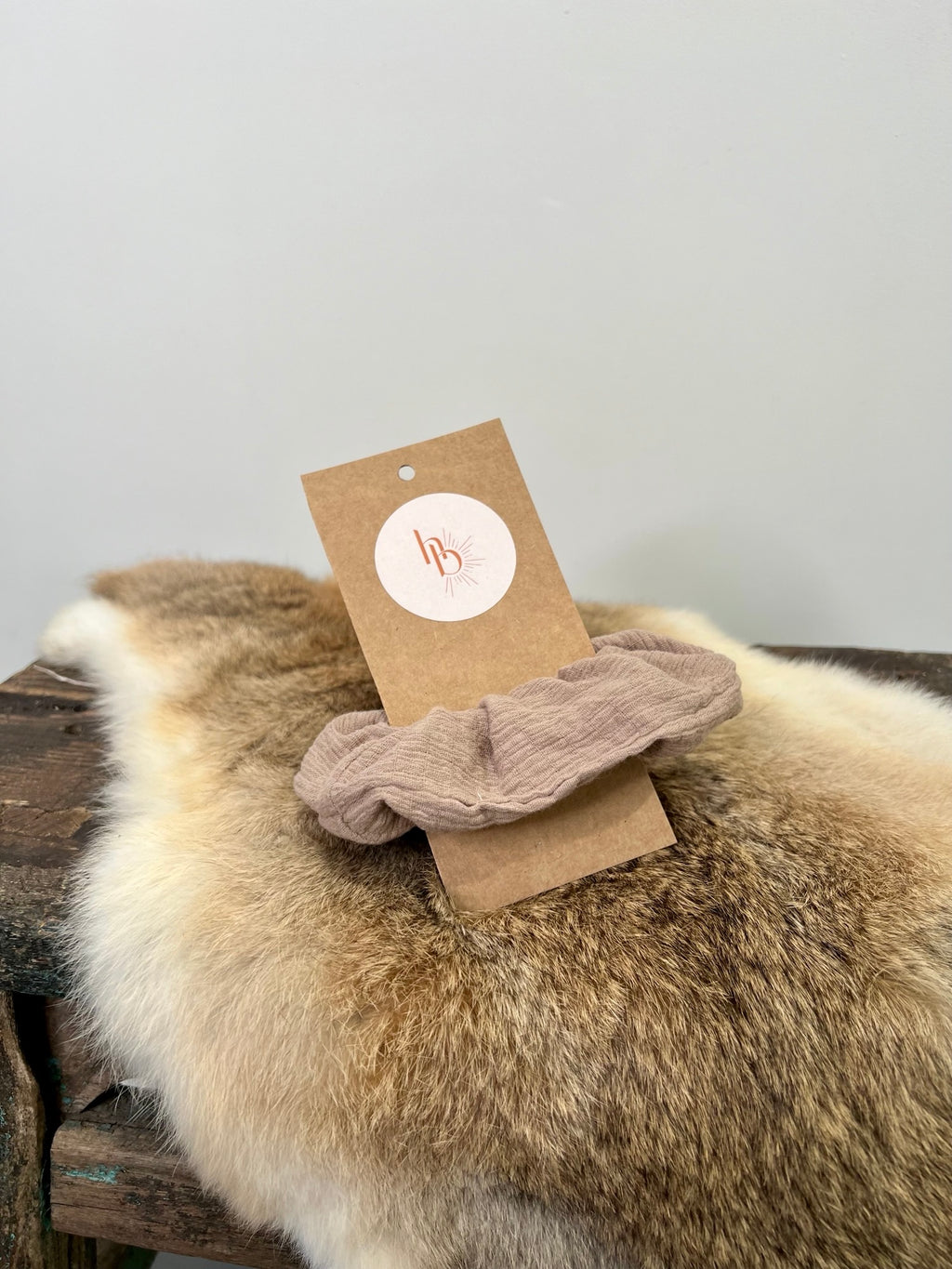 Scrunchie Dark Sand Bestel vóór 12:00, morgen stralen! | De haarboetiek.nl