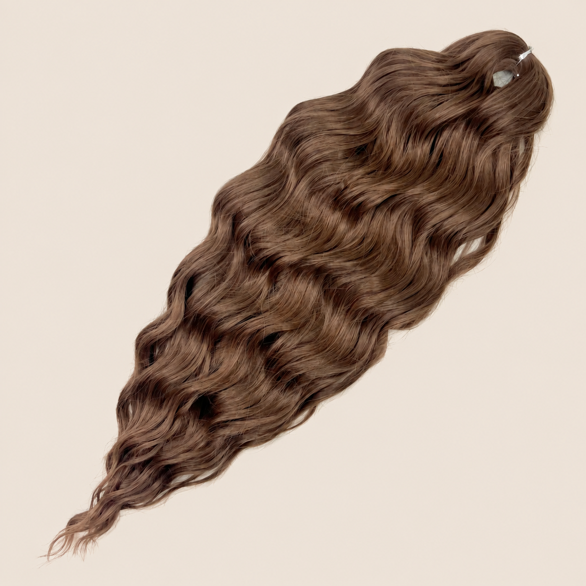 Anna golvend kanekalon invlechthaar bruin 12B, 60 cm en 300 gram op beige achtergrond