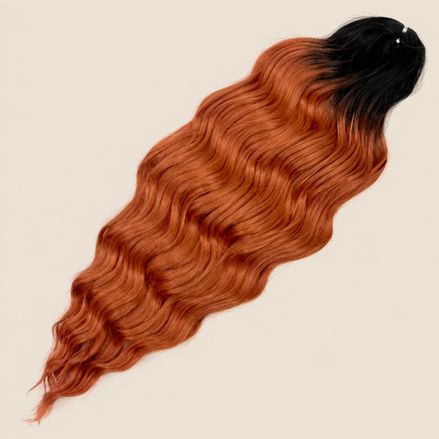 Anna golvend kanekalon invlechthaar koperbruin TT2/145T, 60 cm en 100 gram op beige achtergrond