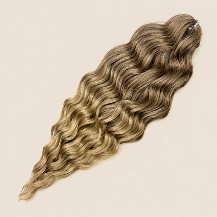 Anna golvend invlechthaar 60 cm 100 g – Donkerblond mix (T18/Linen60) – De HaarBoetiek