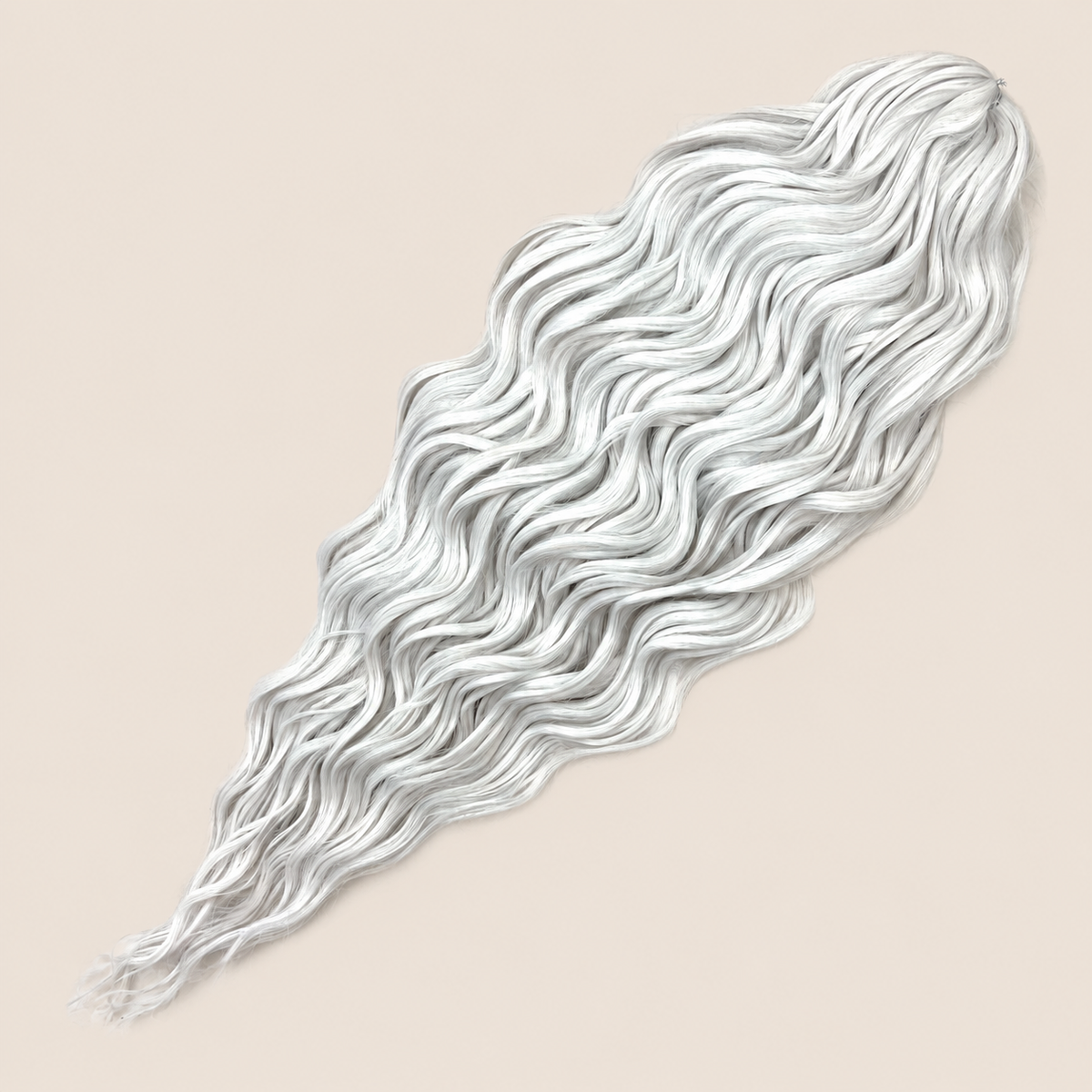 Anna golvend kanekalon invlechthaar wit RWhite5, 60 cm en 100 gram op beige achtergrond