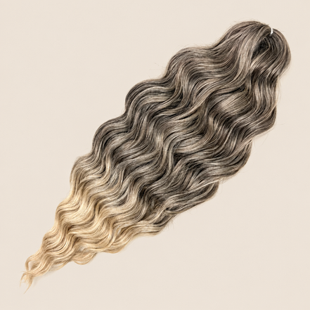 Anna golvend kanekalon invlechthaar asbruin-blond ombre T8/Linen59, 60 cm en 100 gram op beige achtergrond