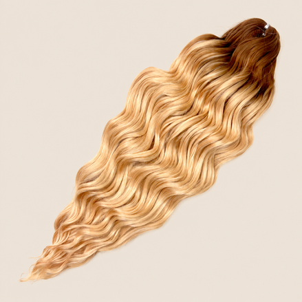 Anna golvend kanekalon invlechthaar bruin-goudblond ombre TT-Linen(53), 60 cm en 100 gram op beige achtergrond