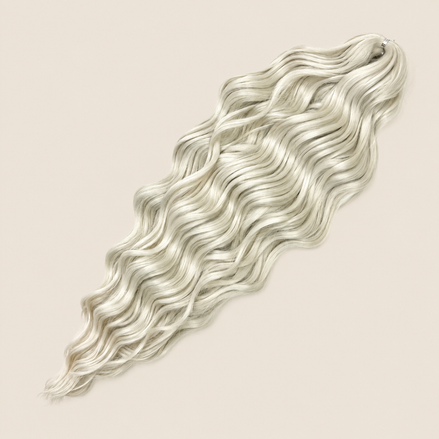 Anna golvend kanekalon invlechthaar licht asblond 56E, 60 cm en 300 gram op beige achtergrond