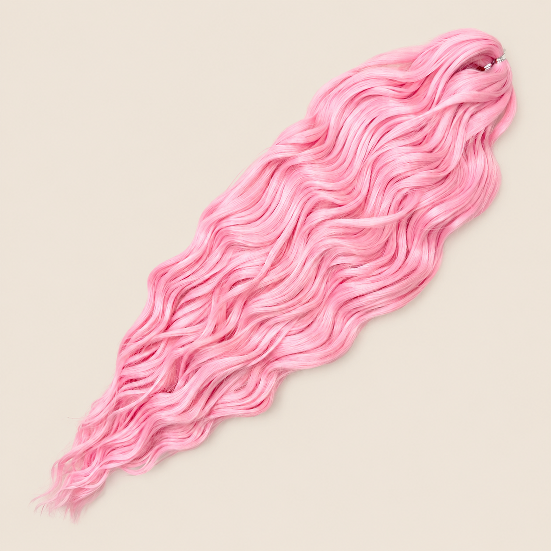 Anna golvend kanekalon invlechthaar lichtroze Pink4, 60 cm en 100 gram op beige achtergrond
