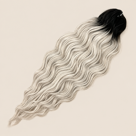 Anna golvend kanekalon invlechthaar donkerbruin-wit ombre TT4/56C, 60 cm en 100 gram op beige achtergrond