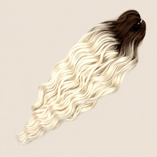 Anna golvend kanekalon invlechthaar donkerbruin-platinablond ombre TT-Linen(51), 60 cm en 100 gram op beige achtergrond