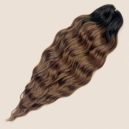 Anna golvend kanekalon invlechthaar donkerbruin-blond mix TT1B/DBROWN17, 60 cm en 100 gram op beige achtergrond