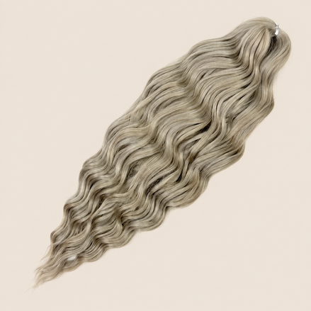 Anna golvend kanekalon invlechthaar asblond 56A, 60 cm en 300 gram op beige achtergrond