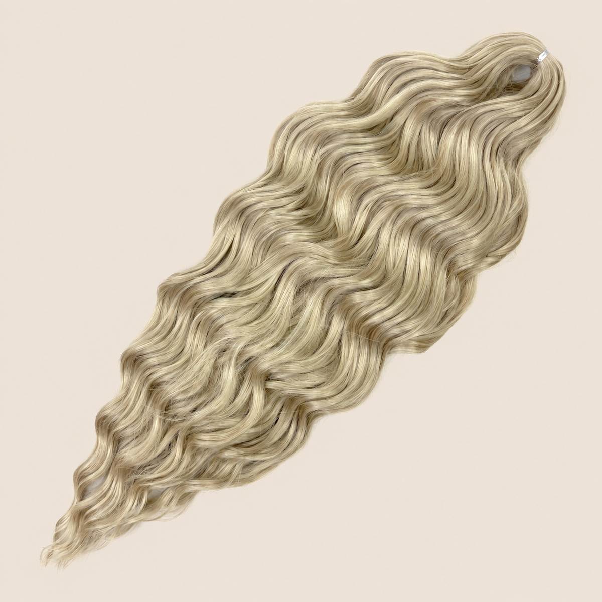 Anna golvend kanekalon invlechthaar asblond Linen(47), 60 cm en 100 gram op beige achtergrond