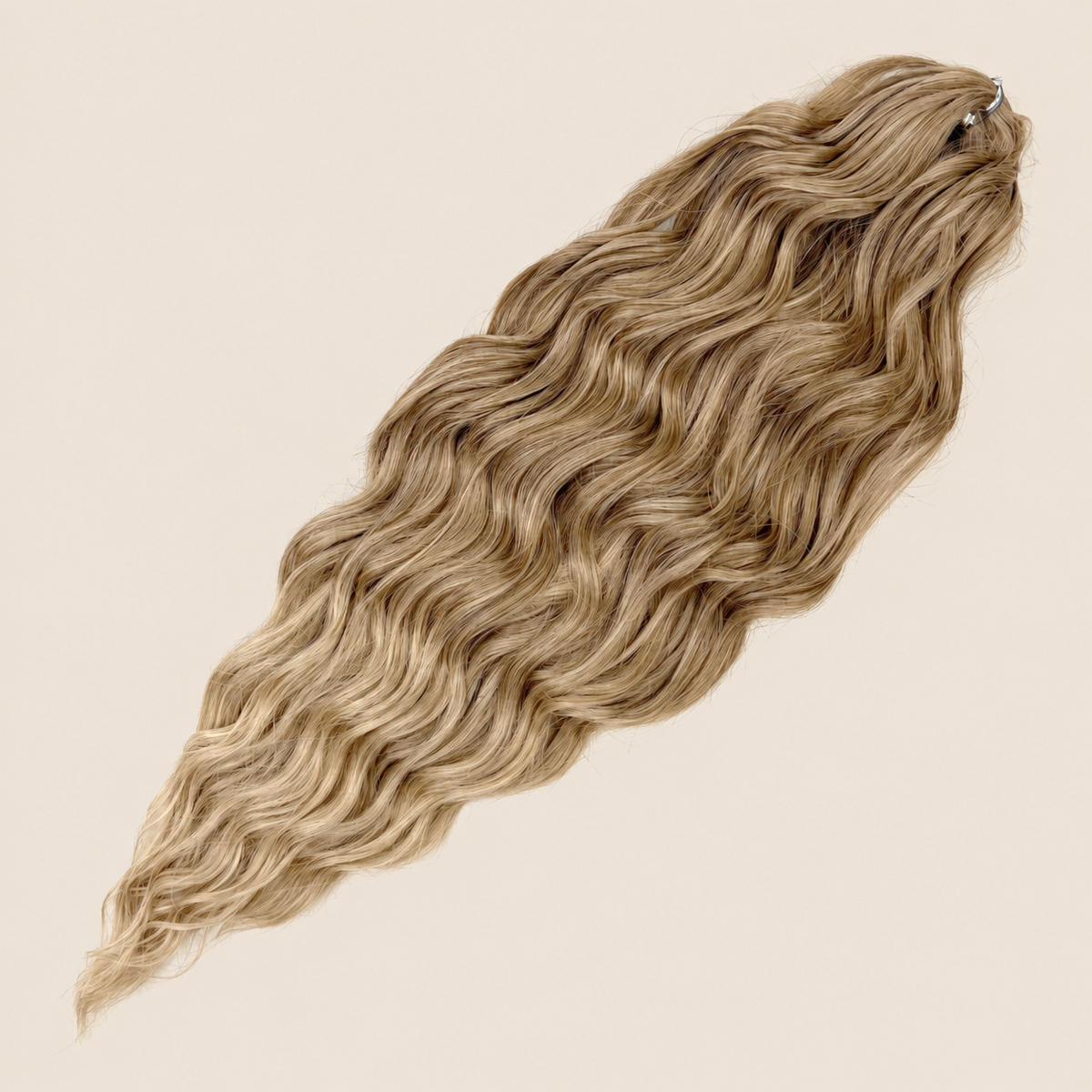Anna golvend kanekalon invlechthaar donkerblond mix T6/613F, 60 cm en 100 gram op beige achtergrond