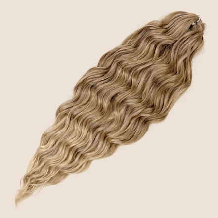 Anna golvend kanekalon invlechthaar donkerblond mix T6/613F, 60 cm en 100 gram op beige achtergrond