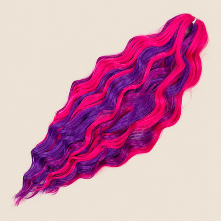 Anna golvend kanekalon invlechthaar fuchsia-paars mix P-PPURPLE15, 60 cm en 100 gram op beige achtergrond