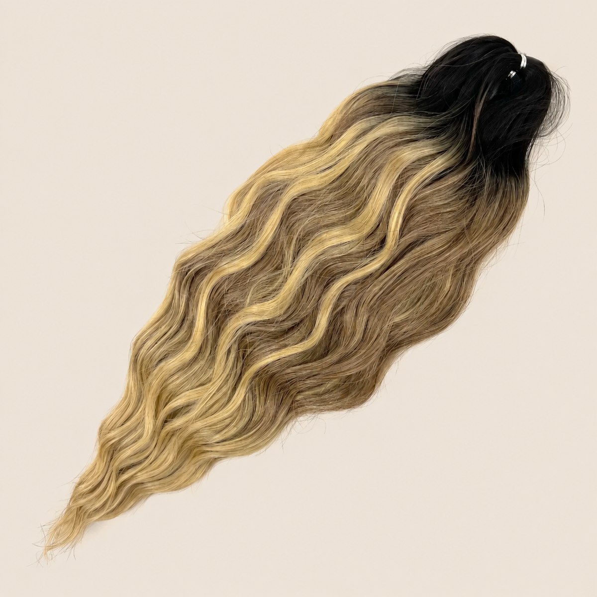 Anna golvend kanekalon invlechthaar donkerbruin-goudblond mix TTP-2336, 60 cm en 100 gram op beige achtergrond