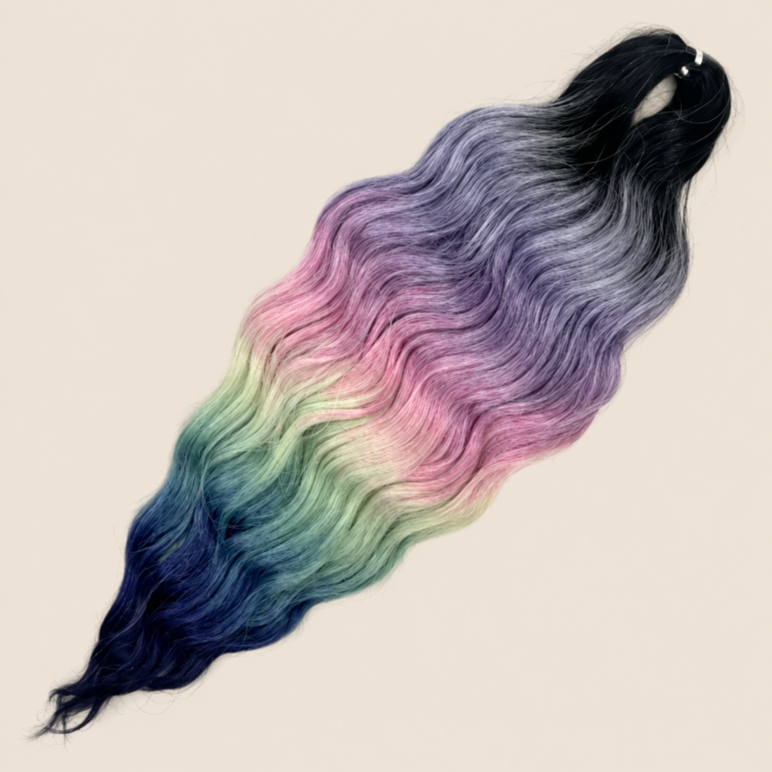 Anna golvend invlechthaar 60 cm 100 g – Zwart-pastel regenboog (TT1B/HPD140) – De HaarBoetiek