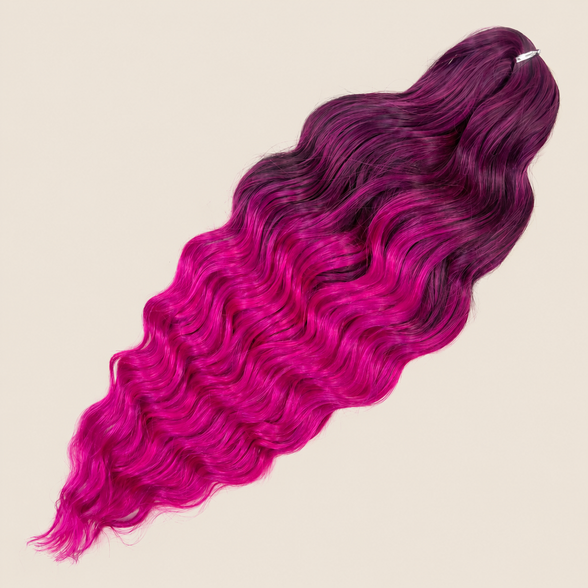 Anna golvend kanekalon invlechthaar donkerpaars-fuchsia ombre T-DaPurple3, 60 cm en 100 gram op beige achtergrond