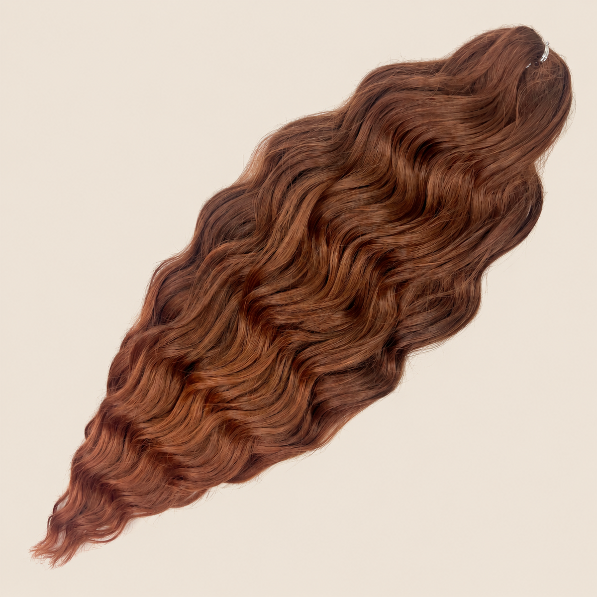 Anna golvend kanekalon invlechthaar warmbruin T-Brown53, 60 cm en 100 gram op beige achtergrond