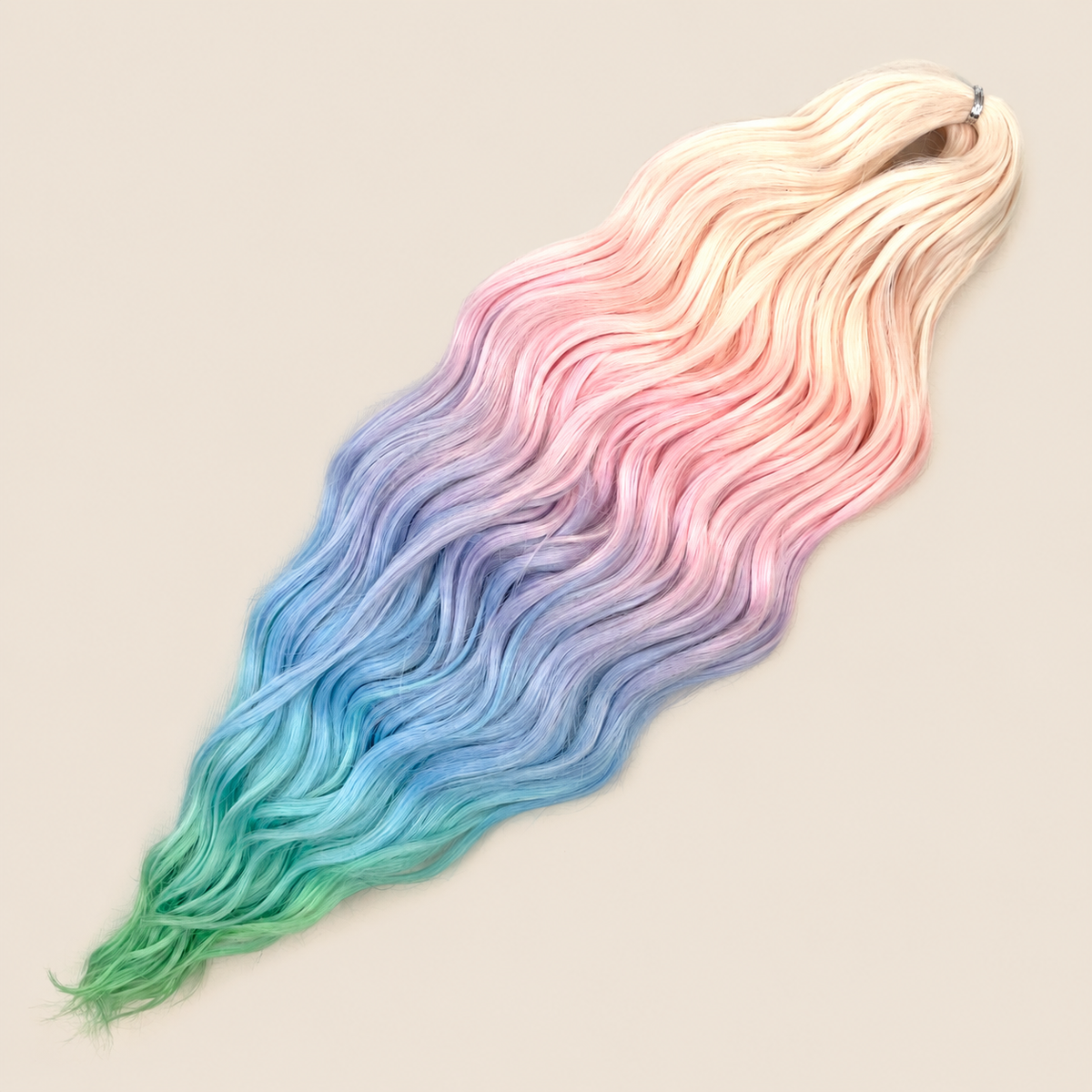 Anna golvend kanekalon invlechthaar blond-roze-blauw-groen ombre HPD129, 60 cm en 100 gram op beige achtergrond